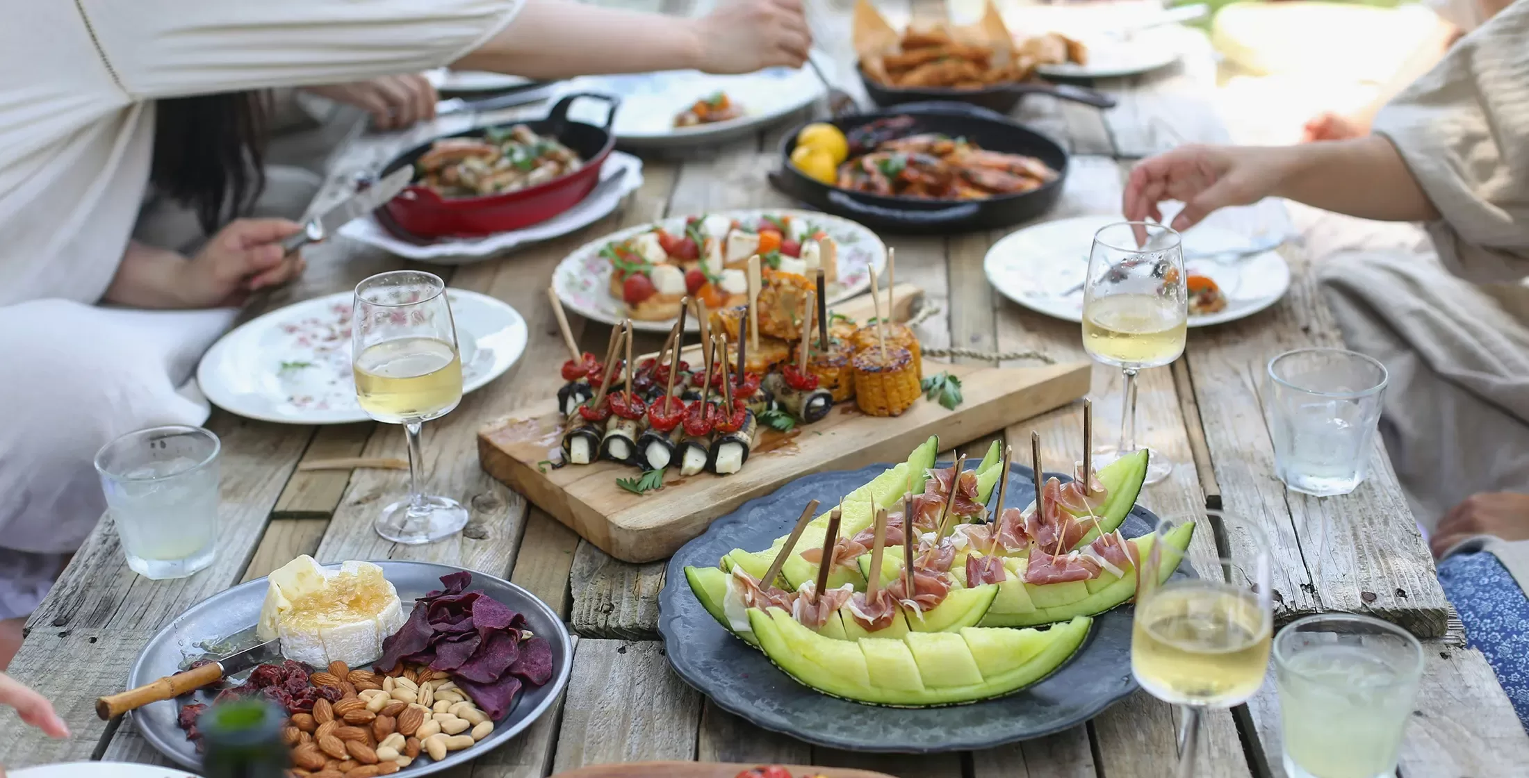 Display of food on a picnic table