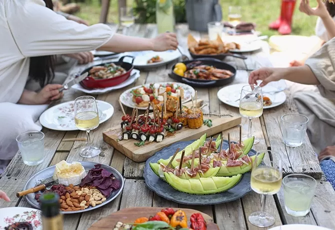 Display of food on a picnic table
